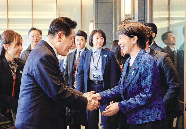 다카이치 사나에 일본 총리가 13일 일본 나라현을 방문한 이재명 대통령을 숙소 앞까지 나와 직접 맞이하고 있다. 나라=김지훈 기자