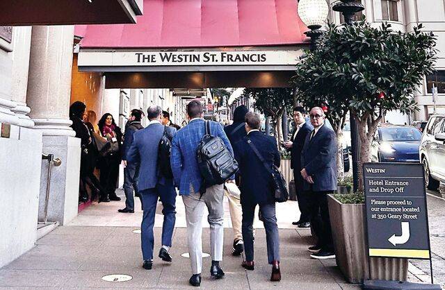 세계 최대 제약·바이오 업계 투자 행사인 JP모건 헬스케어 콘퍼런스가 열리는 12일(현지시간) 행사장인 미국 샌프란시스코 더 웨스틴 세인트 프랜시스 호텔 앞이 이른 아침부터 인파로 북적이고 있다. 내부엔 자리를 찾지 못해 홀 뒤편에 서서 발표를 지켜보는 이들도 수십명에 달했다. 샌프란시스코=신주은 기자