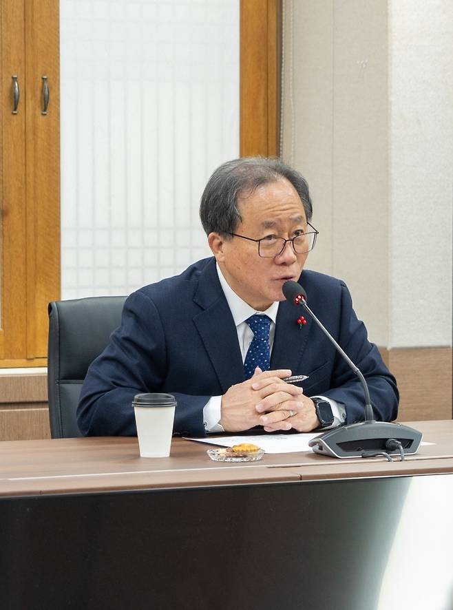김석준 부산시 교육감은 13일 부기총 박상철 대표회장과 대담한 뒤 “종교 교육 활성화 방안을 적극 모색하고 다문화 학생들의 학교 배정 문제 해결을 위해 노력하겠다”고 말하고 있다.