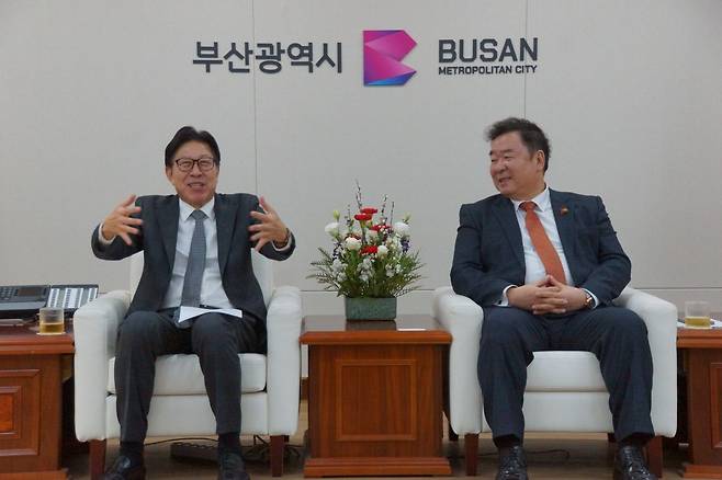 박형준(왼쪽) 부산시장이 13일 시청 의전실에서 박상철 부기총 대표회장과 대담하고 있다. 박 시장은 “교계가 부산 발전을 위해 마음을 모아주고 기도해 주시는 것에 늘 감사드린다. 앞으로도 시정과 교계가 원활히 소통하기를 바란다”고 말했다.