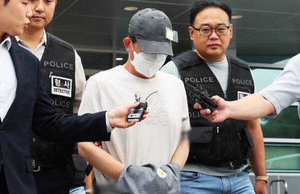 용인동부경찰서 나오는 20대 틱토커 살해 혐의 A씨. 연합뉴스