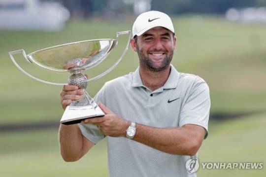 페덱스컵 트로피 든 스코티 셰플러 / 사진=연합뉴스