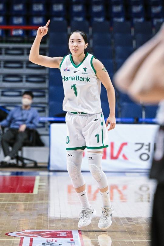 하나은행, 종료 16.6초 전 박소희 역전 3점포로 BNK 꺾고 5연승 질주