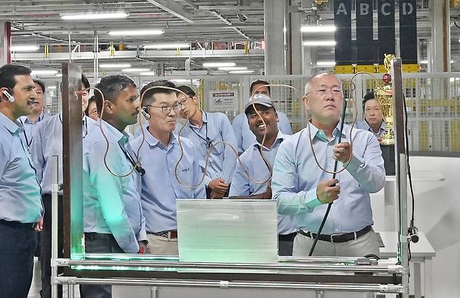 현대차그룹 정의선 회장이 기아 인도 아난타푸르공장 생산라인에 설치된 신입사원 교육훈련 장비를 점검하고 있다. <사진제공 : 현대차그룹>