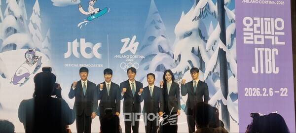 ▲배성재 성승헌 캐스터와 이승훈, 곽윤기, 김아랑, 윤성빈 해설위원들이 14일 서울 영등포구 여의도동 페어몬트 앰배서터 호텔에서 JTBC가 개최한 '2026 밀라노 코르타나 동계 올림픽 기자간단회'에 참석했다.