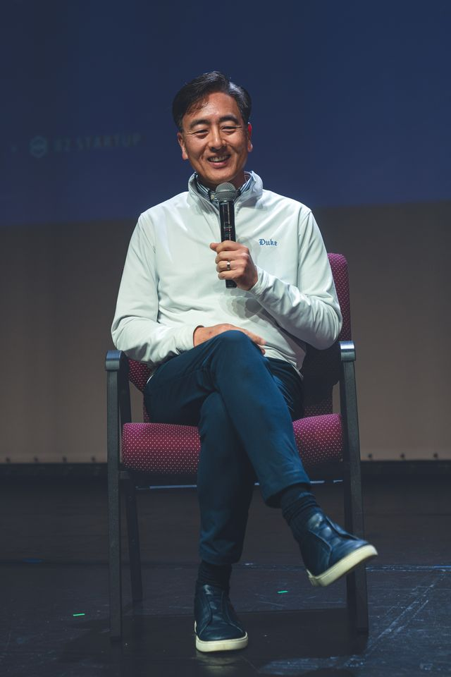 아이온큐 공동 창립자 김정상 듀크대 교수가 10일(현지시간) 미국 캘리포니아 레드우드시티에서 열린 ‘UKF 82 스타트업 서밋 2026’ 세션에서 발언하고 있다. [사진=Roy Park]. [사진=Roy Park]