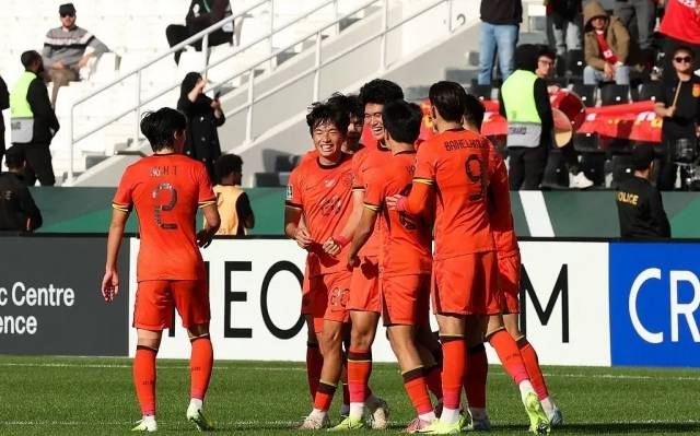 대한민국이 주춤한 사이 중국은 축제 분위기다. 그들은 이라크를 상대로 0-0 무승부를 거뒀으나 호주를 1-0으로 잡아내며 D조 1위에 올랐다. 태국과의 최종전에서 크게 미끄러지지만 않는다면 8강에 오를 가능성이 크다. 사진=소후