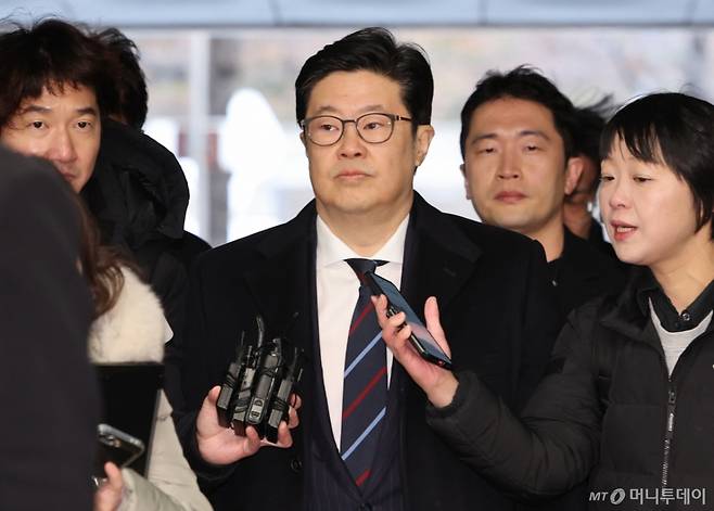 [서울=뉴시스] 황준선 기자 = 홈플러스 사태와 관련해 사기와 자본시장법 위반 등 혐의를 받는 김병주 MBK파트너스 회장이 13일 오전 서울 서초구 서울중앙지방법원에서 열린 구속 전 피의자 심문(영장실질심사)에 출석하고 있다. 2026.01.13. hwang@newsis.com /사진=황준선