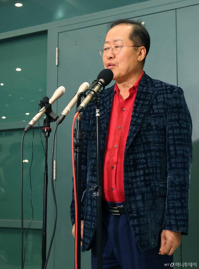 (인천공항=뉴스1) 권현진 기자 = 국민의힘 대선 경선에서 탈락한 뒤 정계 은퇴를 선언하고 하와이로 떠났던 홍준표 전 대구시장이 17일 인천국제공항을 통해 귀국해 인터뷰를 하고  있다. 2025.6.17/뉴스1  Copyright (C) 뉴스1. All rights reserved. 무단 전재 및 재배포,  AI학습 이용 금지. /사진=(인천공항=뉴스1) 권현진 기자