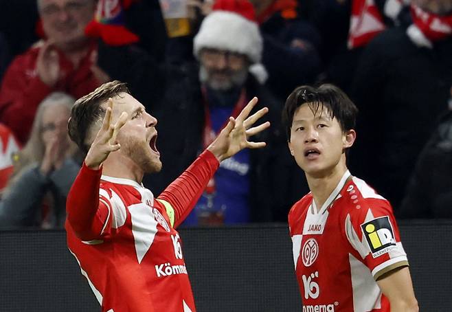 이재성이 두 경기 연속 도움을 성공시키며 마인츠의 리그 최하위 탈출을 도왔다. 사진은 마인츠에서 활약 중인 이재성(오른쪽). /사진=로이터