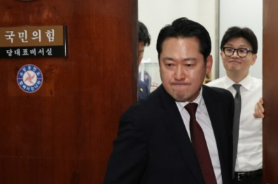 지난 2024년 12월11일 당시 국민의힘 장동혁 의원이 국민의힘 당대표실을 나가는 모습. 연합뉴스
