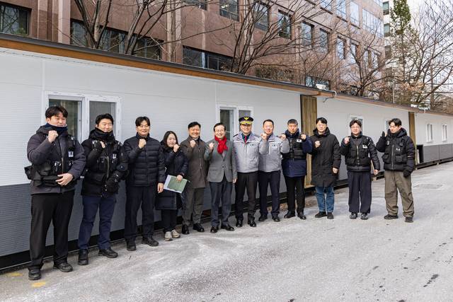 여의도 경찰초소 개장식에 참석한 최호권 영등포구청장 (왼쪽에서 여섯번째). 영등포구청 제공