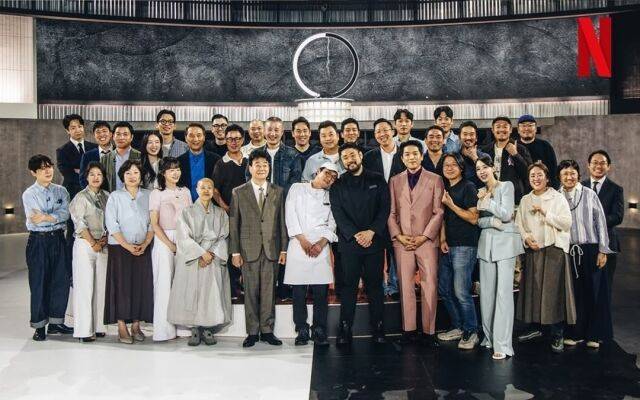 넷플릭스가 '흑백요리사2' 출연진의 단체 사진을 공개했다. / 넷플릭스 공식 계정