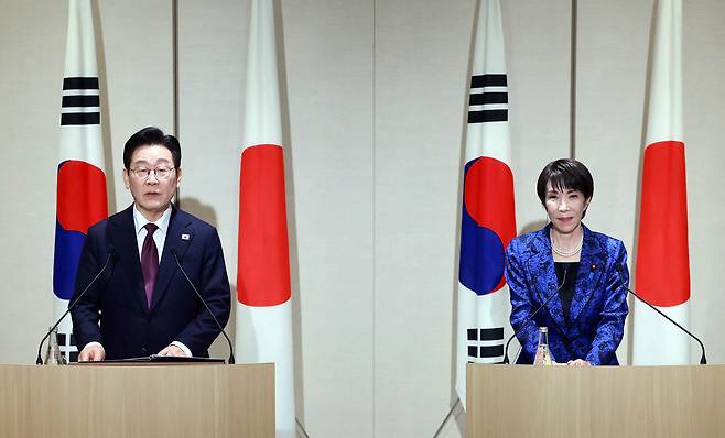 이재명 대통령과 다카이치 사나에 일본 총리가 지난 13일 일본 나라현 정상회담장에서 공동언론발표를 하고 있다. [연합]