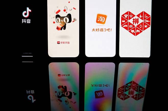 중국 내수용 이커머스 플랫폼인 핀둬둬가 한국 소비자를 겨냥해 카카오페이 결제를 지원하고 광고를 확대하고 있다. 사진은 왼쪽부터 도우인(중국용 틱톡), 티몰, 타오바오, 핀둬둬 앱 화면 모습. [로이터]
