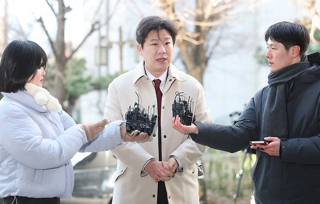 김경 서울시의원의 ‘’종교단체 동원 의혹‘을 고발한 국민의힘 진종오 의원이 13일 마포구 서울경찰청 공공범죄수사대에 조사를 받기 위해 출석하며 취재진 질문에 답하고 있다. <연합뉴스>