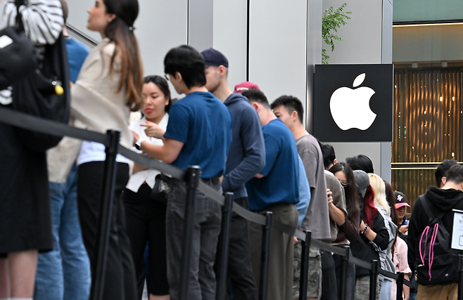 애플 아이폰17 시리즈가 국내 공식 출시된 지난해 10월 서울 중구 명동 애플스토어 입구에서 입장을 기다리고 있는 고객들. [헤럴드 DB]