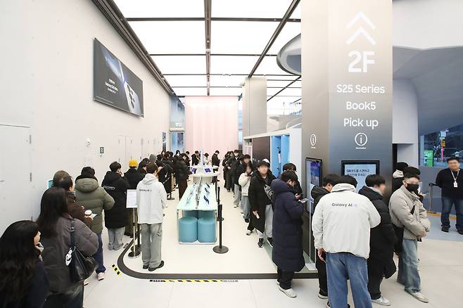지난해 2월 삼성 강남에서 ‘갤럭 S25 시리즈’ 사전 개통을 위해 방문한 고객들. [헤럴드 DB]