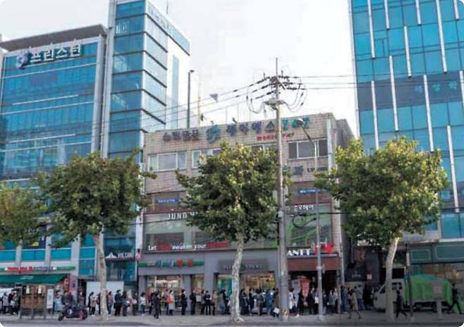 2017년 대치동 학원가에 학부모들이 줄을 서 있는 모습.  [연합·서울역사박물관 자료]