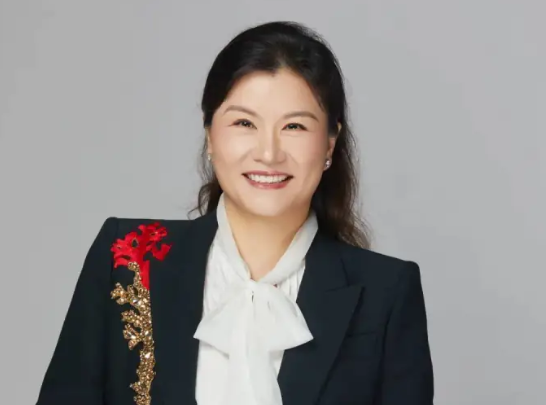 가난한 농촌의 공장 노동자에서 시작해 자산 23조원 규모의 세계적 기업을 일군 저우췬페이(56) 렌즈테크놀로지 회장. [바이두]