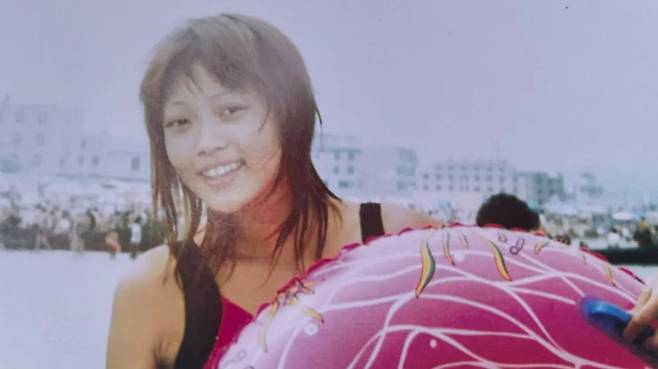 중국의 성형 인플루언서 애비 우가 14살에 첫 성형수술을 받기 전 모습.  [BBC 홈페이지 캡처]