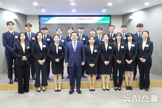 [전주=뉴시스]윤난슬 기자 = NH농협은행 전북본부는 청년 일자리 창출과 지역 금융전문가 양성을 위해 전북지역 출신 인재 19명을 신규 채용했다고 14일 밝혔다. (사진=전북농협 제공) photo@newsis.com