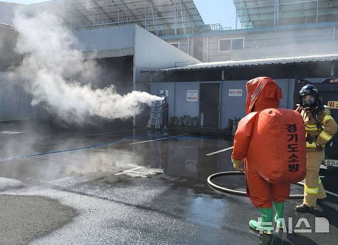 [김포=뉴시스] 정일형 기자= 암모니아 누출사고 현장.(사진=김포시 제공)
