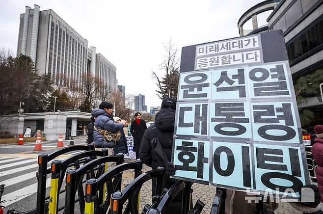 [서울=뉴시스] 정병혁 기자 = 12.3 비상계염 관련 내란 우두머리 혐의를 받는 윤석열 전 대통령의 결심공판이 진행 중인 가운데 9일 서울 서초구 서울중앙지방법원 앞에서 윤 전 대통령의 지지자들이 피켓을 들고 있다. 2026.01.09. jhope@newsis.com