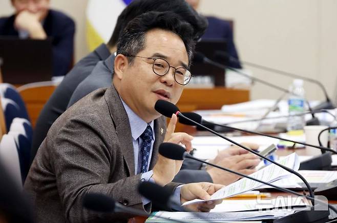 [서울=뉴시스] 조성봉 기자 = 민병덕 더불어민주당 의원이 지난해 10월13일 서울 여의도 국회에서 열린 정무위원회 국정감사에서 질의를 하고 있다. 2025.10.13. suncho21@newsis.com