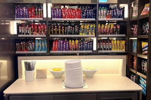 '라면 라이브러리'에 진열된 오뚜기 라면 [오뚜기 제공]