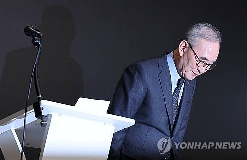 무단 소액결제와 해킹 관련 브리핑, 고개 숙인 김영섭 KT 사장 (서울=연합뉴스) 김주형 기자 = 김영섭 KT 대표이사 사장이 30일 서울 종로구 광화문 사옥에서 열린 무단 소액결제 사태 및 해킹 사고 등과 관련한 '침해사고 관련 대고객 사과와 정보보안 혁신방안' 브리핑에서 고개 숙여 사과하고 있다. 2025.12.30 kjhpress@yna.co.kr