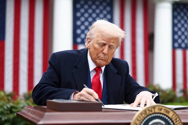 트럼프 미국 대통령이 2일(현지시간) 워싱턴 백악관 로즈 가든에서 각국에 대한 상호관세율을 발표하고 행정명령에 서명하고 있다. 연합뉴스