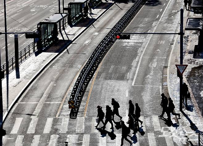 13일 한산한 서울역 버스환승센터 모습. 황진환 기자