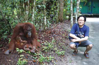 인도네시아의 보르네오섬 탄중푸틴에서 오랑우탄을 만난 남 작가가 미소 짓고 있다.