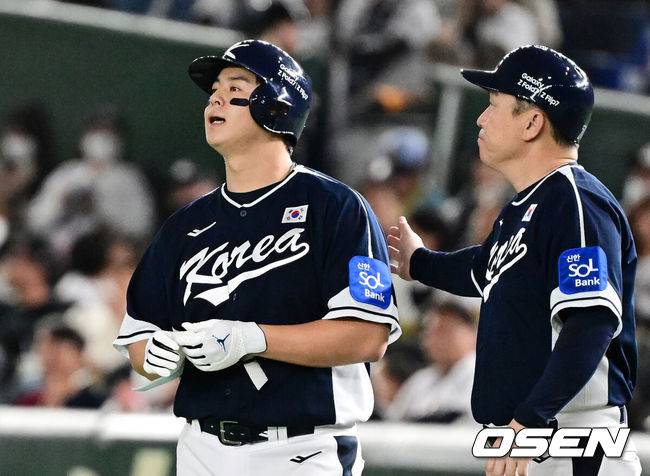 [OSEN=도쿄(일본), 조은정 기자]15일 일본 도쿄돔에서 ‘2025 NAVER K-BASEBALL SERIES’ 대한민국과 일본의 1차전 경기가 열렸다.한국은 곽빈, 일본은 소타니 류헤이를 선발투수로 내세웠다.6회초 2사 1루에서 대한민국 노시환이 2루땅볼로 물러나며 아쉬워하고 있다. 2025.11.15. /cej@osen.co.kr