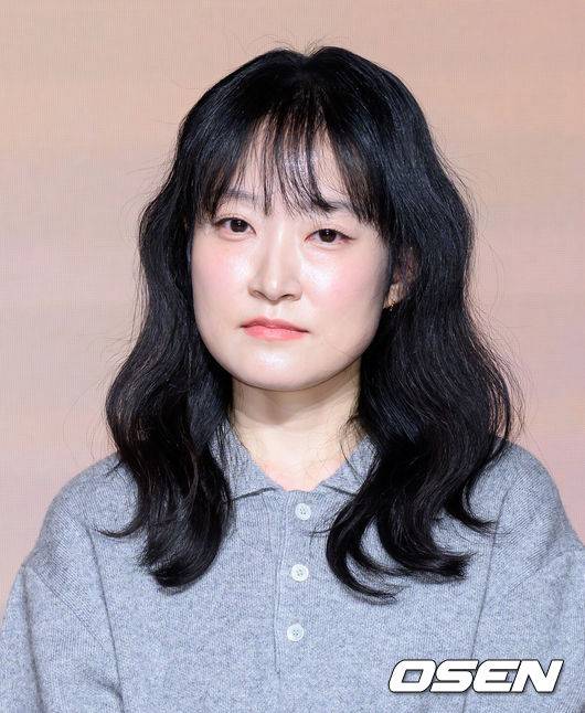 [OSEN=이대선 기자] 14일 서울 마포구 호텔 나루 서울 엠갤러리에서 넷플릭스 '솔로지옥' 시즌5 제작발표회가 열렸다.'솔로지옥'은 커플이 되어야만 나갈 수 있는 외딴 섬, ‘지옥도’에서 펼쳐질 솔로들의 솔직하고 화끈한 데이팅 리얼리티쇼​로 오는 1월 20일(화) 오직 넷플릭스에서 만날 수 있다.박수지 PD가 취재진의 질문을 듣고 있다. 2026.01.14 /sunday@osen.co.kr