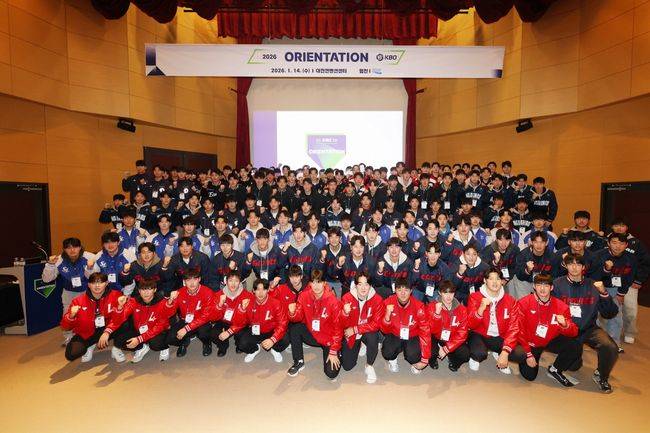 이대호는 14일 대전컨벤션센터에서 열린 2026 KBO 신인 오리엔테이션에서 신인 130명을 대상으로 커리어 관리 방법, 프로선수로서 갖춰야 할 자세에 대해 강연했다. KBO 제공