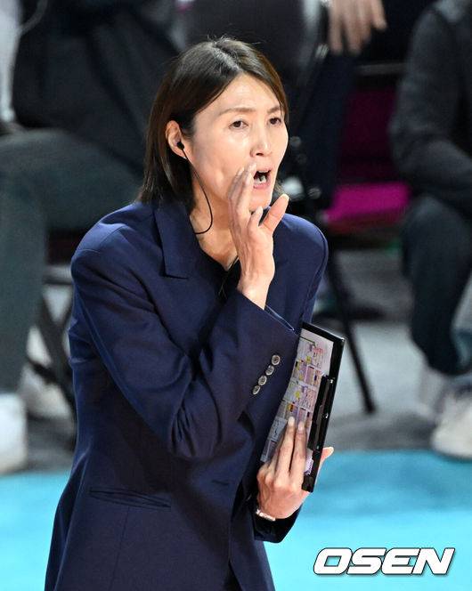 [OSEN=인천, 이대선 기자] 14일 오후 인천 삼산월드체육관에서 프로배구 진에어 2025~26 V리그 흥국생명과 한국도로공사의 경기가 열렸다.흥국생명은 11승 10패로 3위, 한국도로공사는 승점 17승 4패로 1위를 기록하고 있다.1세트 흥국생명 요시하라 토모코 감독이 작전을 지시하고 있다. 2026.01.14 /sunday@osen.co.kr