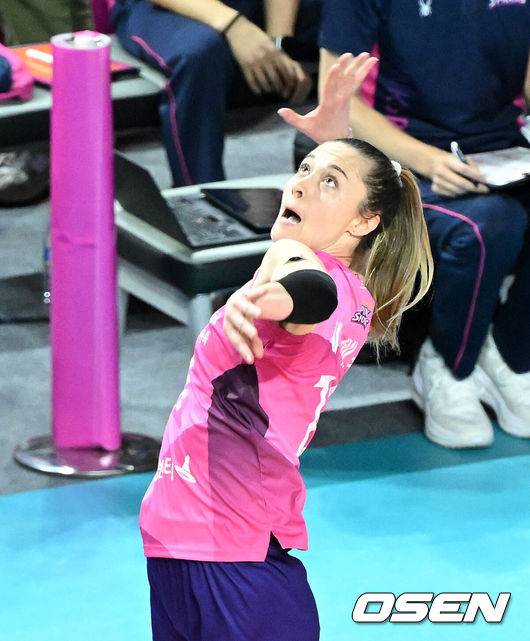 [OSEN=인천, 이대선 기자] 14일 오후 인천 삼산월드체육관에서 프로배구 진에어 2025~26 V리그 흥국생명과 한국도로공사의 경기가 열렸다.흥국생명은 11승 10패로 3위, 한국도로공사는 승점 17승 4패로 1위를 기록하고 있다.1세트 흥국생명 레베카가 공격을 시도하고 있다. 2026.01.14 /sunday@osen.co.kr