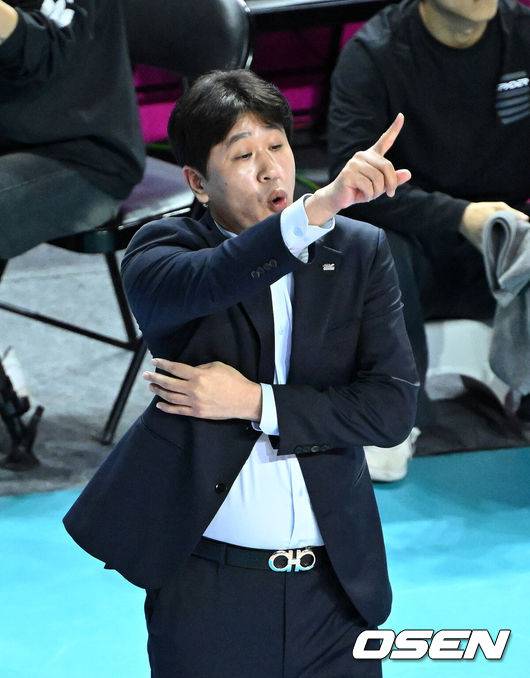 [OSEN=인천, 이대선 기자] 14일 오후 인천 삼산월드체육관에서 프로배구 진에어 2025~26 V리그 흥국생명과 한국도로공사의 경기가 열렸다.흥국생명은 11승 10패로 3위, 한국도로공사는 승점 17승 4패로 1위를 기록하고 있다.1세트 한국도로공사 김종민 감독이 작전을 지시하고 있다. 2026.01.14 /sunday@osen.co.kr