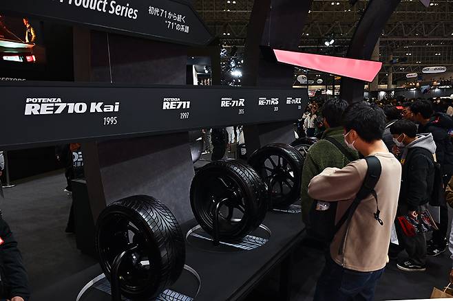 브리지스톤이 전시한 역대 71 시리즈. 사진: 김학수 기자