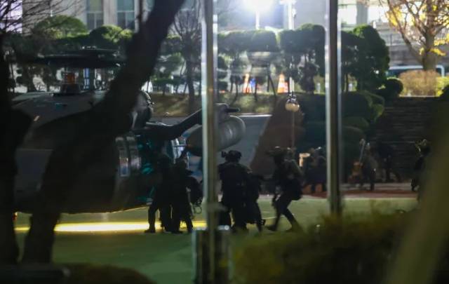 지난 2024년 12월 3일 저녁 긴급성명을 통해 비상계엄을 선포한 이후 4일 새벽 계엄군이 헬기를 타고 국회에 도착하고 있다. 연합뉴스