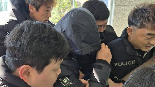 사실상 본인의 하급자였던 환경미화원들을 상대로 일명 '계엄령 놀이' 등 직장 내 가혹행위를 자행한 혐의를 받는 강원 양양군 소속 7급 운전직 공무원 A씨가 2025년 12월5일 구속 전 피의자 심문 참석을 위해 춘천지방법원 속초지원에 출석하고 있다. ⓒ연합뉴스