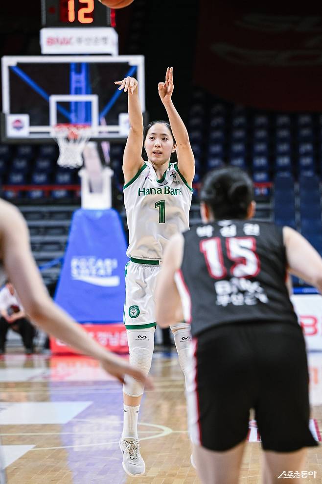 하나은행 박소희가 14일 사직체육관에서 열린 BNK 썸전 도중 슛을 시도하고 있다. 사진제공｜WKBL