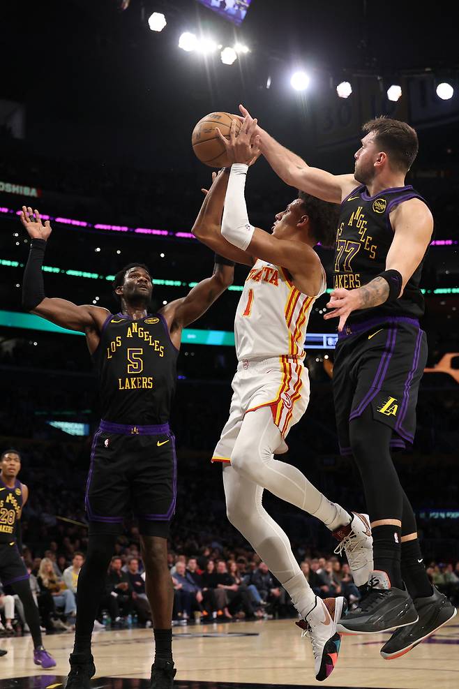 루카 돈치치가 14일 미국 캘리포니아주 로스앤젤레스의 크립토닷컴 아레나에서 열린 애틀랜타 호크스와 2025~2026 미국프로농구 정규리그 홈경기에서 제일런 존슨의 슛을 블록슛하고 있다.  로스앤젤레스 | Imagn Images연합뉴스