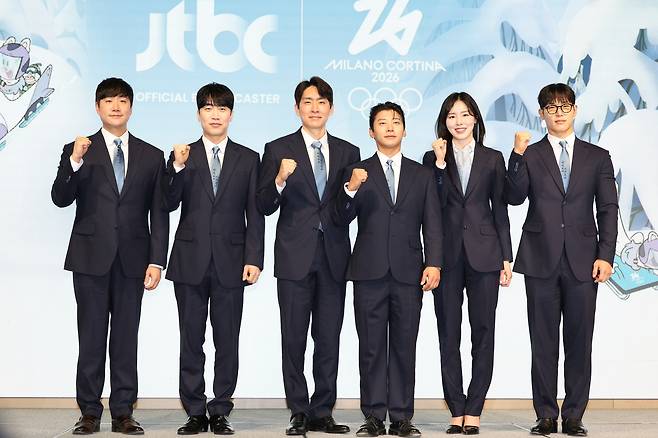 배성재(왼쪽부터), 성승헌 캐스터, 이승훈, 곽윤기, 김아랑, 윤성빈 해설위원이 14일 서울 여의도 페어몬트 앰버서더 호텔에서 열린 2026 밀라노 코르티나 동계 올림픽 JTBC 단독중계 관련 기자간담회에서 포즈를 취하고 있다. 연합뉴스