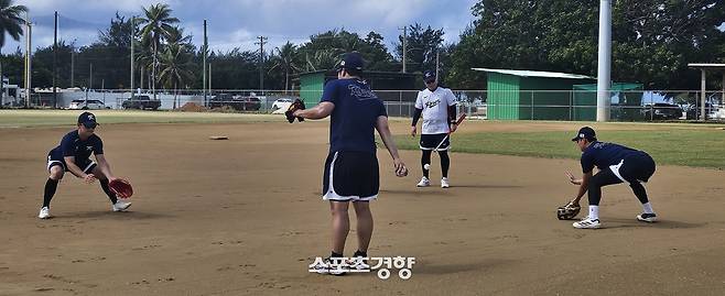 WBC 대표팀 야수들이 14일 사이판 올레아이 구장에서 수비훈련을 하고 있다. 사이판 | 심진용 기자
