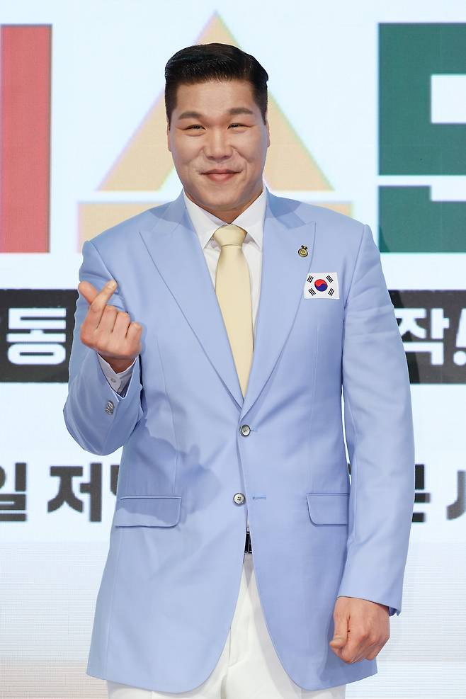 서장훈이 14일 서울 여의도 페어몬트 앰버서더 호텔에서 열린 JTBC ‘예스맨’ 제작발표회에서 포즈를 취하고 있다. 연합뉴스