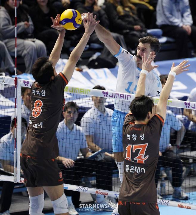 2025-2026 V-리그 남자부 대한항공 대 OK저축은행 경기가 13일 인천 계양체육관에서 열렸다.  대한항공 러셀이 OK저축은행 차지환, 박창성 블로킹 위로 강스파이크를 날리고 있다. /사진=김진경 대기자