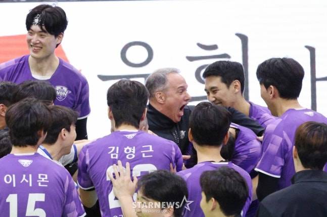 우리카드 시절 파에스 감독(가운데)과 선수단이 기뻐하고 있다. /사진=김진경 대기자